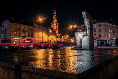 Şehir meydanındaki bir adamın heykeli.