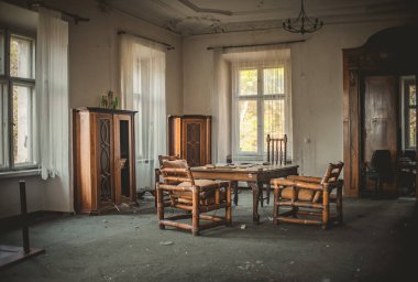 İçinde sandalye ve masa olan bir oda.