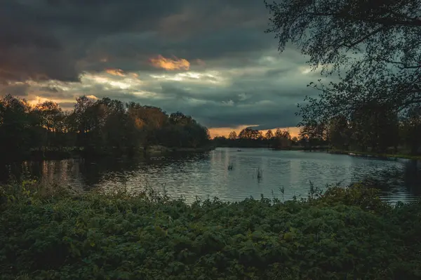 Arkasında günbatımı olan bir göl.