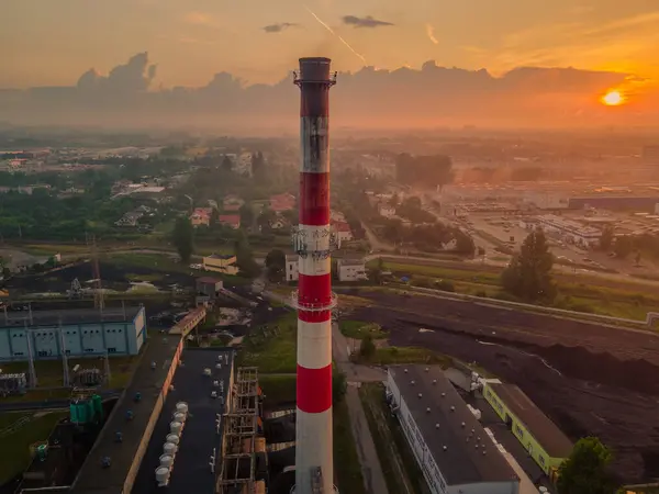 Kırmızı beyaz bacalı bir fabrika.
