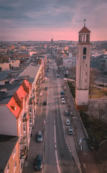 Uzakta saat kulesi olan bir cadde.