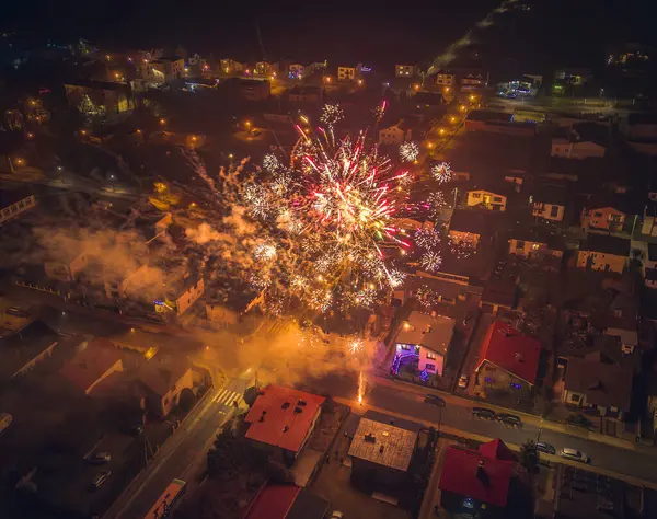 Bir şehrin üzerinde havai fişekler patlıyor.