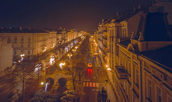 Sokakta otobüsü olan bir şehir caddesi.