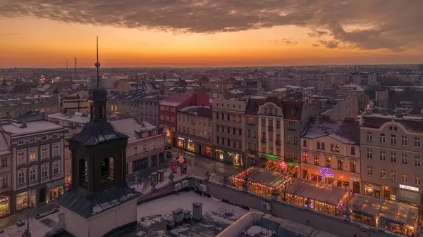 Saat kulesi ve bir sürü binası olan bir şehir.