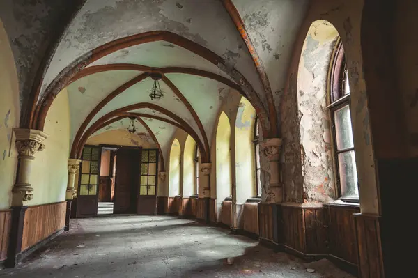 Ahşap kapılı ve tavanlı bir koridor.