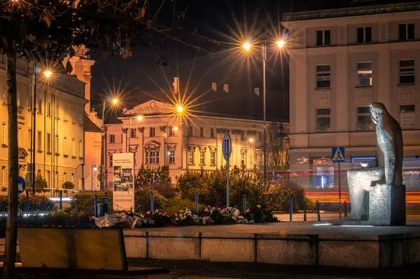 Şehir meydanında bir balık heykeli