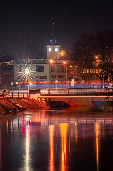 Gece yarısı saat kulesi olan bir şehir.