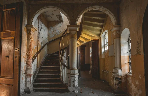 Tahta kapılı eski bir binada merdiven.