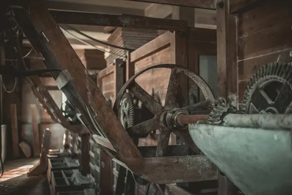 Bir odada oturan bir makine.