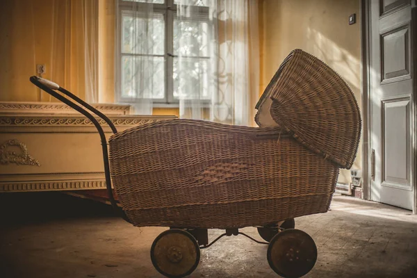 Dolaplı bir odada bebek arabası.