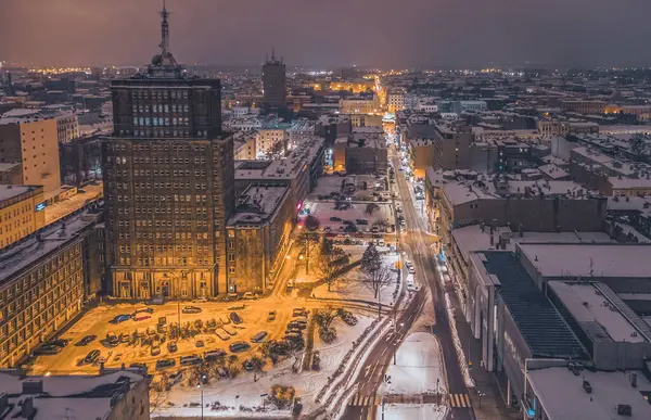 Geceleri çok karlı bir cadde.