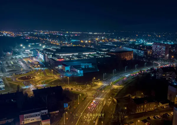 Trafiğin yoğun olduğu bir şehir.