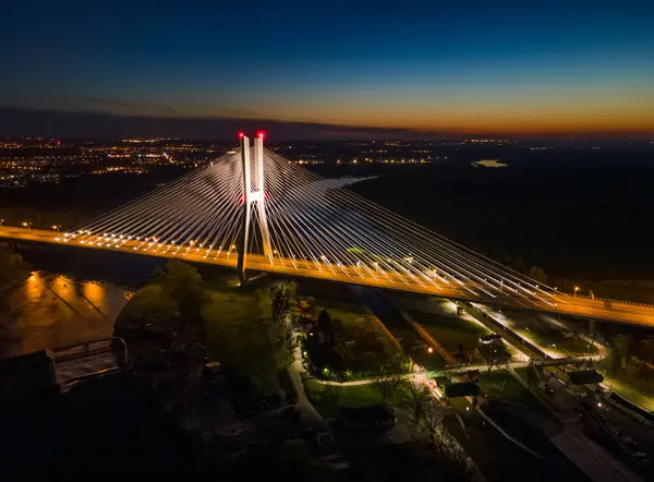 Geceleri kırmızı ışığı olan bir köprü.