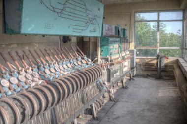 Duvarında bir sürü eski saat olan bir fabrika.