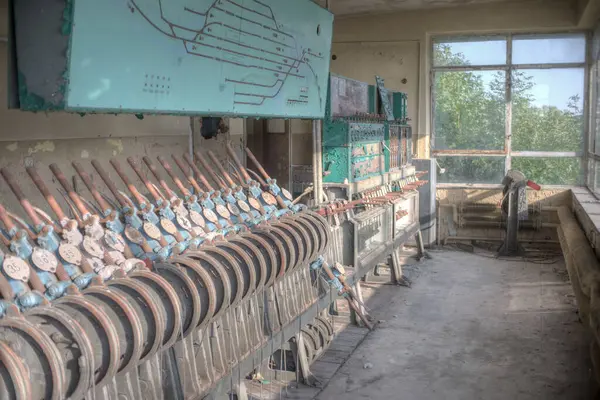 Duvarında bir sürü eski saat olan bir fabrika.