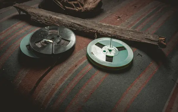 Bir çift makara bir yatağın üstünde oturuyor.