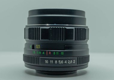 Beyaz arkaplanda lensli lens