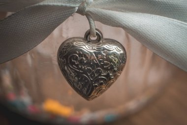 Metal bir kutuda gümüş kalp.