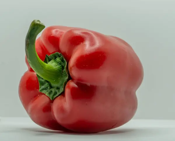 Beyaz arka planda taze kırmızı dolma biber..