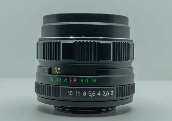 Beyaz arkaplanda lensli lens