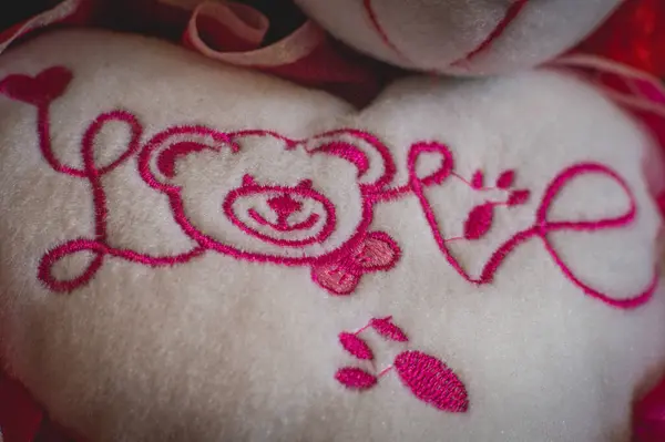 Kırmızı kalpli bir oyuncak ayı.