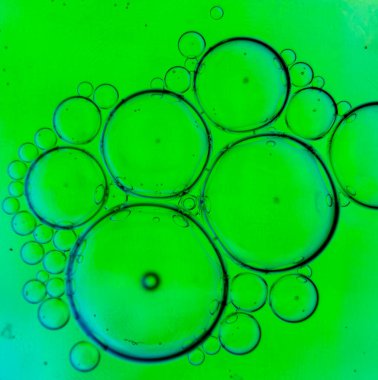 Cam bir yüzeyde yağ damlası