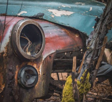 Bozuk arabası olan paslı eski bir araba.