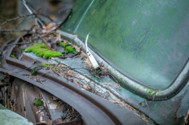 Şehirde terk edilmiş eski bir araba.