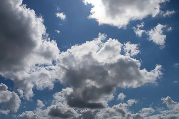 Beyaz bulutlu mavi gökyüzü.