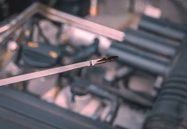 Modern bir arabaya yaklaş.