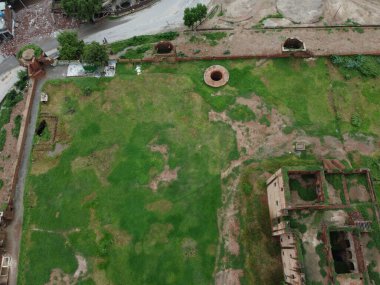 18 Temmuz 2023 'te küçük bir şehir olan Şeyhupura Pakistan' daki eski yerleşim ve tarihi binaların havadan görünüşü.