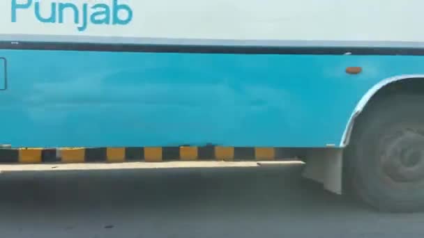 2024年3月18日 パキスタン大都市ラホールの主要道路を移動するバスからのサービスロードビュー — ストック動画