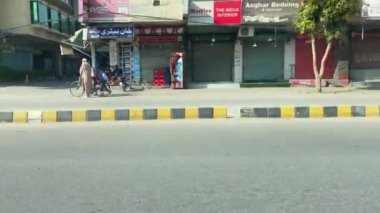 18 Mart 2024 'te büyük şehir Lahore Pakistan' da ana yola çıkan otobüsten servis yolu görüntüsü.