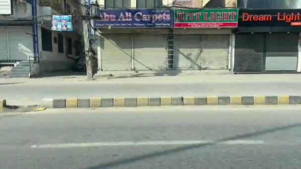 2024年3月18日在巴基斯坦拉合尔大城市的主要公路上从公共汽车上看到的服务公路 — 图库视频影像