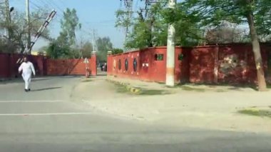 18 Mart 2024 'te büyük şehir Lahore Pakistan' da ana yola çıkan otobüsten servis yolu görüntüsü.