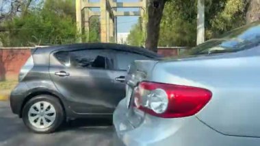 18 Mart 2024 'te büyük şehir Lahore Pakistan' da ana yola çıkan otobüsten servis yolu görüntüsü.