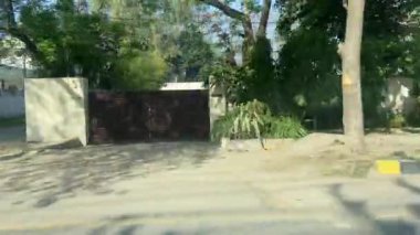 18 Mart 2024 'te büyük şehir Lahore Pakistan' da ana yola çıkan otobüsten servis yolu görüntüsü.