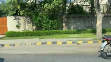 18 Mart 2024 'te büyük şehir Lahore Pakistan' da ana yola çıkan otobüsten servis yolu görüntüsü.