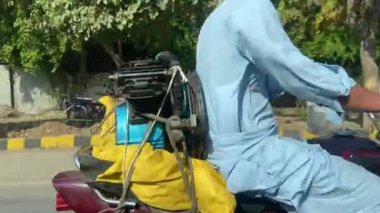 18 Mart 2024 'te büyük şehir Lahore Pakistan' da ana yola çıkan otobüsten servis yolu görüntüsü.