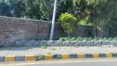 18 Mart 2024 'te büyük şehir Lahore Pakistan' da ana yola çıkan otobüsten servis yolu görüntüsü.