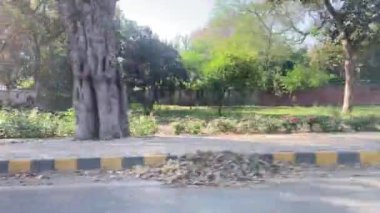 18 Mart 2024 'te büyük şehir Lahore Pakistan' da ana yola çıkan otobüsten servis yolu görüntüsü.