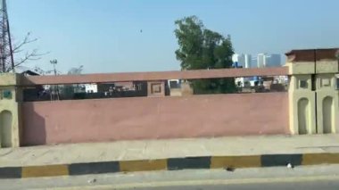 18 Mart 2024 'te büyük şehir Lahore Pakistan' da ana yola çıkan otobüsten servis yolu görüntüsü.