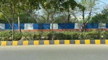 18 Mart 2024 'te büyük şehir Lahore Pakistan' da ana yola çıkan otobüsten servis yolu görüntüsü.