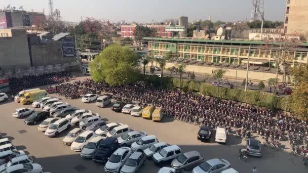 Bovenaanzicht Voor Parkeren Van Voertuigen Zoals Auto Motorfietsen Parkeerstand Lahore — Stockvideo