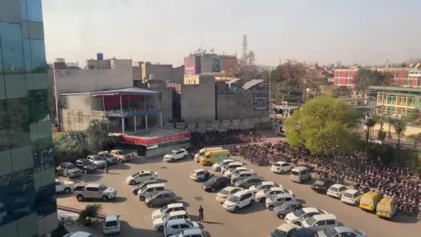 Top View Aparcamiento Vehículos Como Automóviles Motos Estacionamiento Lahore Pakistán — Vídeos de Stock