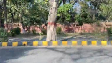 16 Mart 2024 'te Lahor Pakistan' da kişisel araba yolculuğu sırasında Kasur karayolu trafiği ve pazarı manzarası.