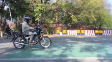 16 Mart 2024 'te Lahor Pakistan' da kişisel araba yolculuğu sırasında Kasur karayolu trafiği ve pazarı manzarası.