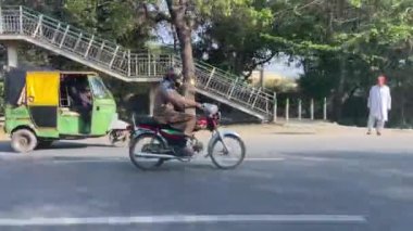 16 Mart 2024 'te Lahor Pakistan' da kişisel araba yolculuğu sırasında Kasur karayolu trafiği ve pazarı manzarası.