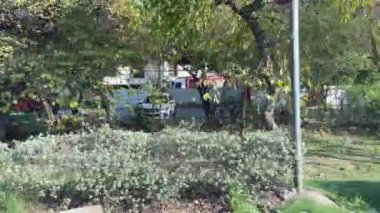 16 Mart 2024 'te Lahor Pakistan' da kişisel araba yolculuğu sırasında Kasur karayolu trafiği ve pazarı manzarası.