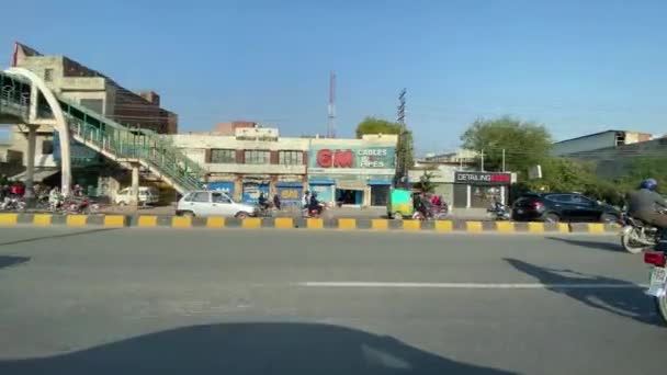2024年3月16日在巴基斯坦拉合尔乘坐私家车旅行期间的卡苏尔公路交通和市场外景 — 图库视频影像